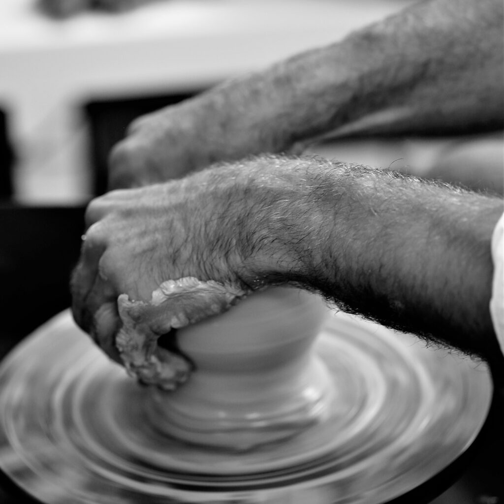 image d'un tournage de poterie